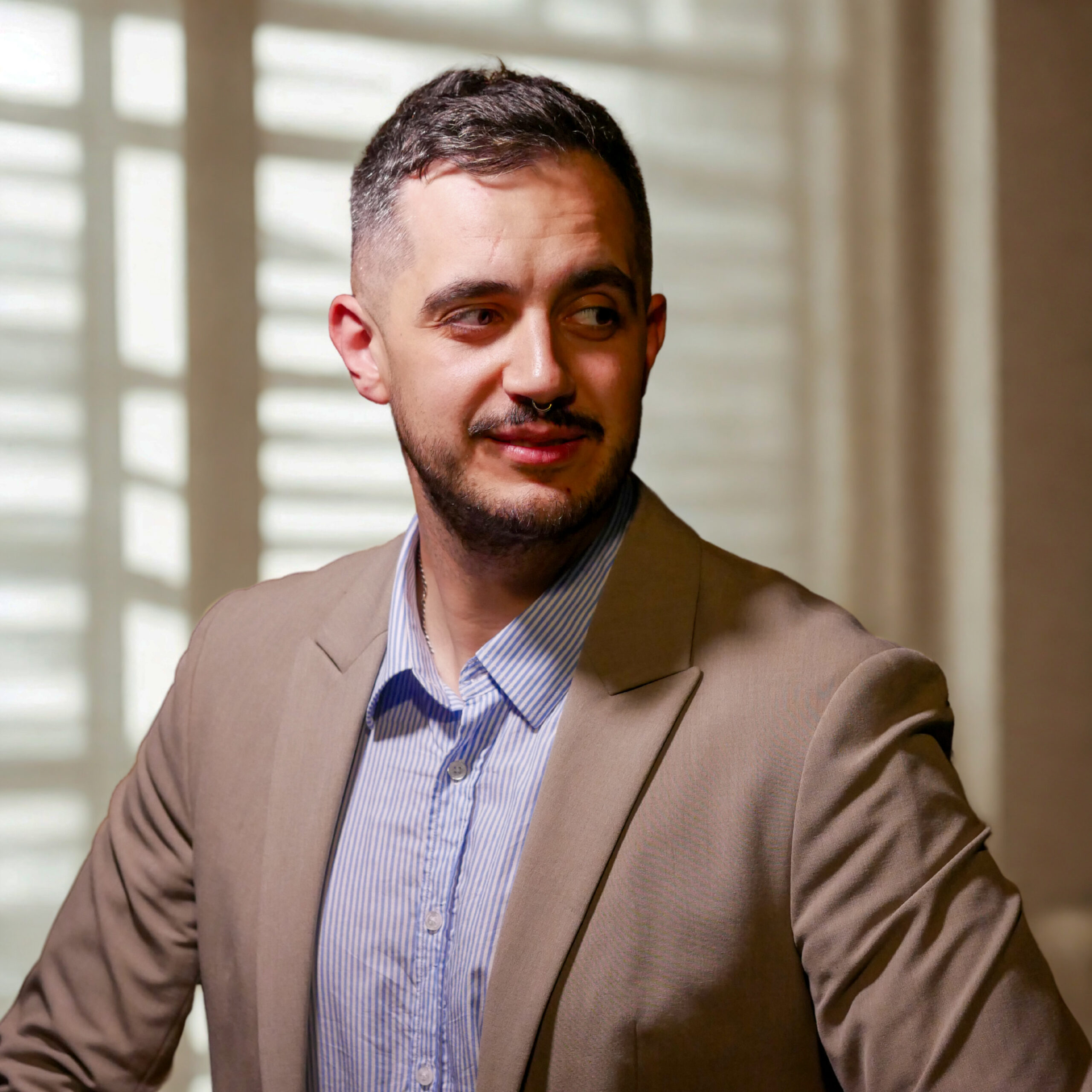 Agent patrzący w prawo